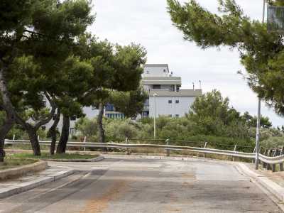 Facciamo ora una deviazione a destra, per imboccare via Antonio Fenicia: una strada senza uscita che porta a un complesso residenziale